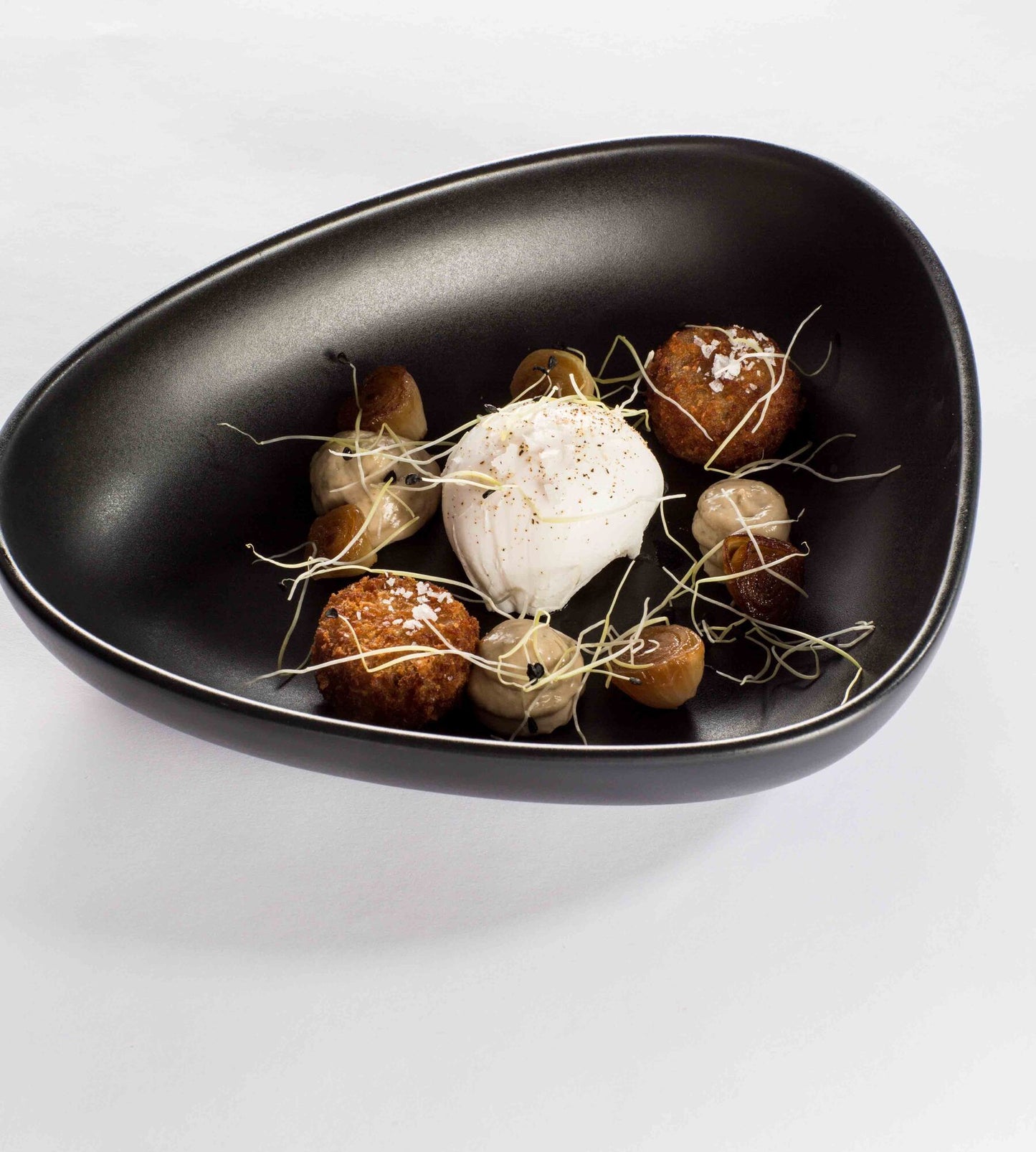 Stoneware Deep Curve Plate Sand 22cm